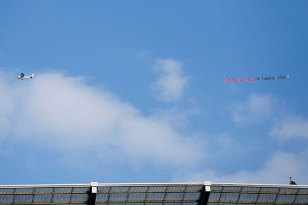  Το ιπτάμενο … κοροϊδευτικό μήνυμα για το κάζο της Γιουνάιτεντ (photos)