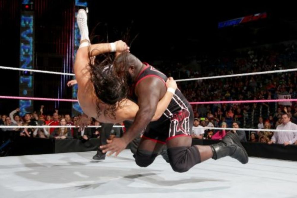 Main Event: Τα… πήρε ο Mark Henry (photos+videos)