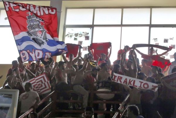 Ολυμπιακός: Πέταξαν μπουγάτσες στον ΠΑΟΚ