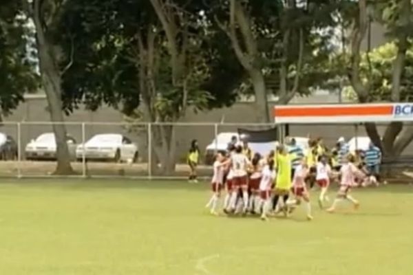 Γυναικείο Ποδόσφαιρο: Προπονητής χτύπησε παίκτρια (video)