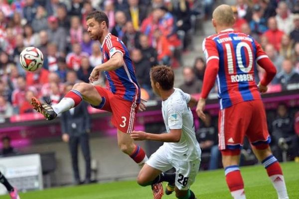 Γκολ κάτω από τη σέντρα παρά λίγο ο Τσάβι Αλόνσο (video+ photo)