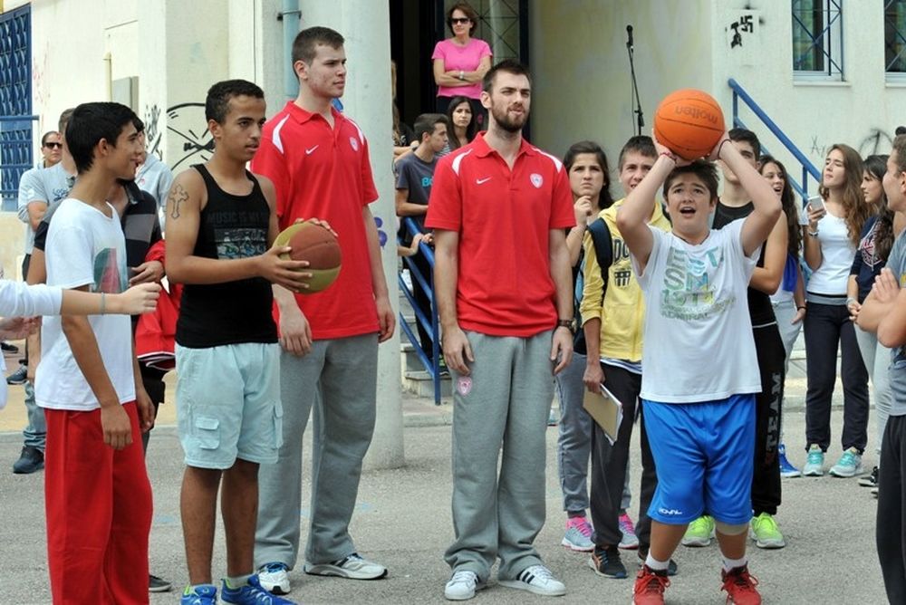 Ολυμπιακός: Έπαιξαν μπάσκετ με μαθητές (photos)