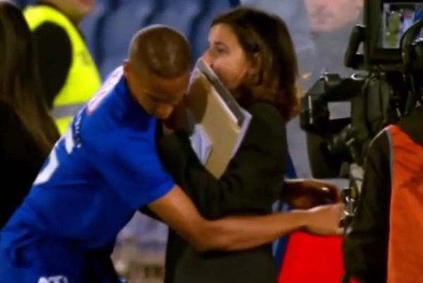 Πορτογαλία: Παίκτης έπεσε στην ... αγκαλιά γυναίκας! (video)