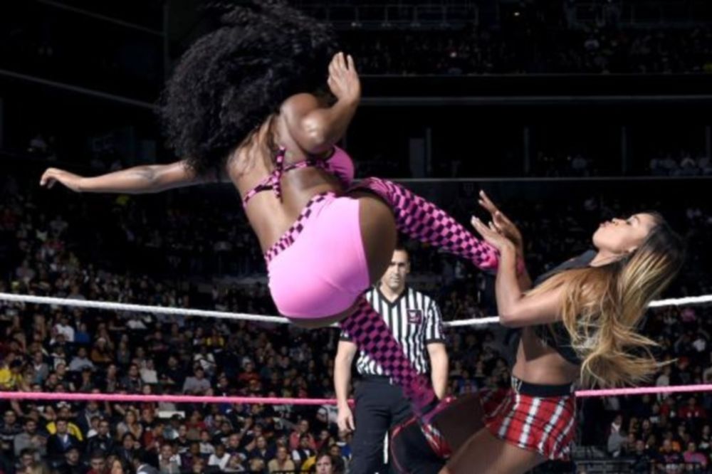 Superstars: Απάντησε με «rear view» η Naomi (photos+videos)