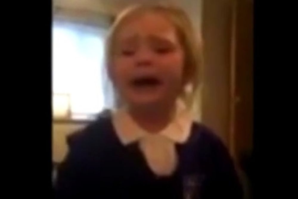 Μάντσεστερ Γιουνάιτεντ: Κοριτσάκι μισεί το μπλε επειδή είναι της Σίτι! (video)