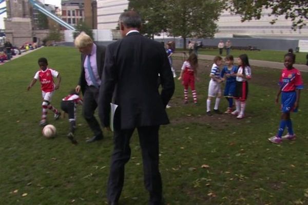  Τρικλοποδιά σε παιδάκι έβαλε ο δήμαρχος του Λονδίνου (video)