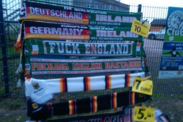 Προσβλητικά για τους Άγγλους φουλάρια στη Γερμανία (photo)