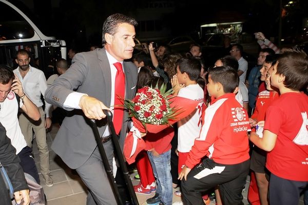 Ολυμπιακός: Θερμή υποδοχή στο Ηράκλειο (video)