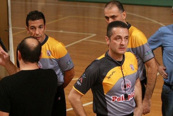 Άρης - ΠΑΟΚ: Συνοδεία ΜΑΤ αποχώρησαν οι διαιτητές