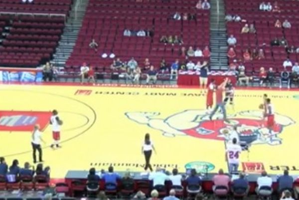 NCAA: Παίκτης έβαλε πέντε σερί καλάθια από το κέντρο! (video)
