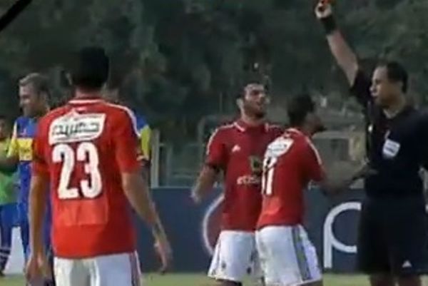 Αίγυπτος: Παίκτης τιμωρήθηκε για ... στριπτίζ στο διαιτητή! (video)