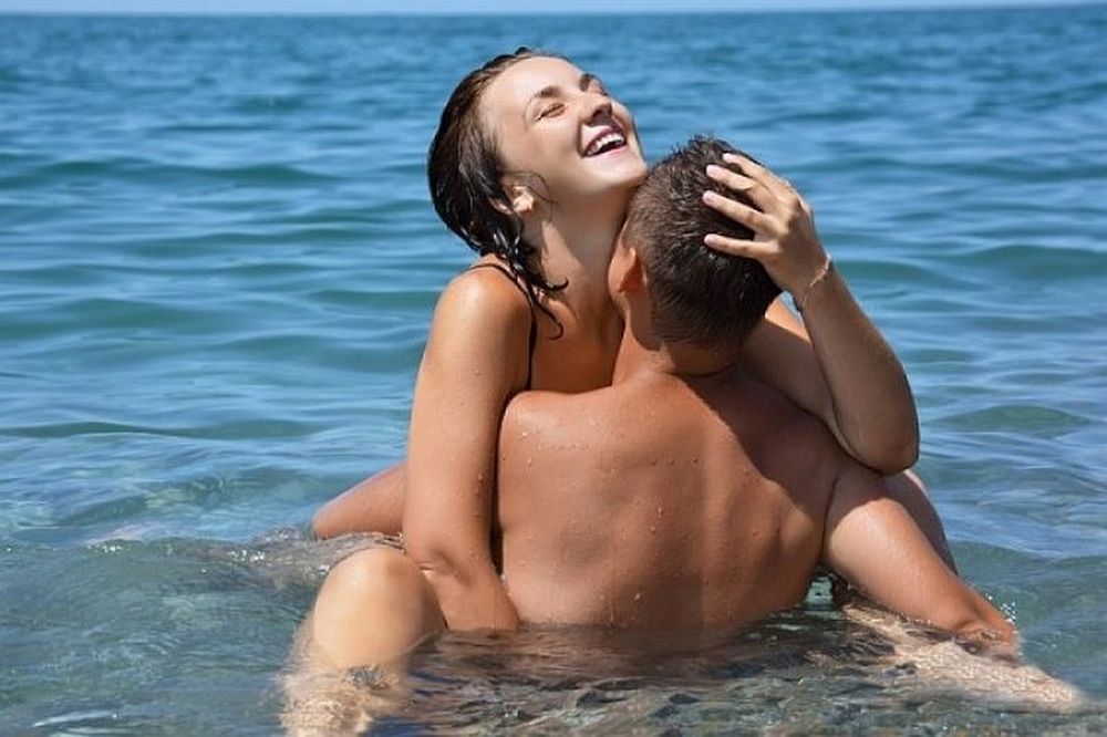 Ζευγάρι «κόλλησε» ενώ έκανε σεξ στη θάλασσα - Τι είναι η «αιχμαλωσία πέους»