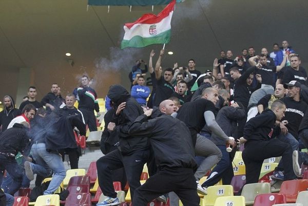 Euro 2016: «Καμπάνες» για Ρουμανία και Ουγγαρία (video)