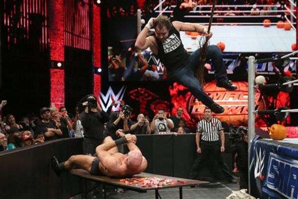 SmackDown: Αποκριάτικο επεισόδιο με τρέλες του Ambrose (photos+videos)