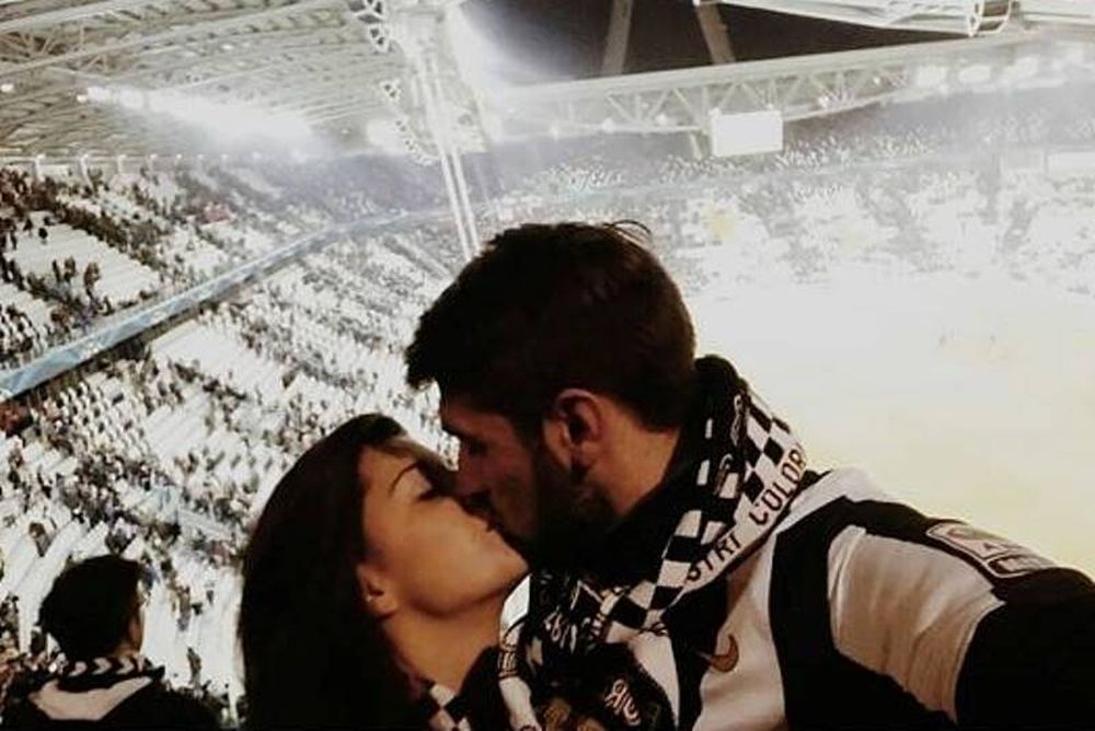 Γιουβέντους: Η... σπιτόγατα οπαδός και το «καυτό» φιλί με Ολυμπιακό (photos)
