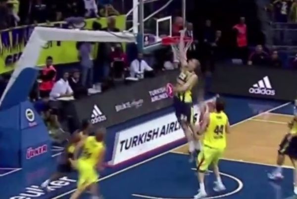 Φενέρμπαχτσε Ούλκερ - Μπαρτσελόνα: Το απίστευτο λάθος των διαιτητών (video)