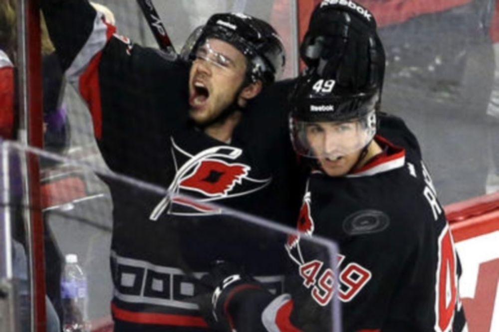 NHL: Τέταρτη σερί νίκη για Χαρικέινς (video)