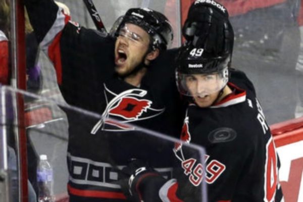 NHL: Τέταρτη σερί νίκη για Χαρικέινς (video)