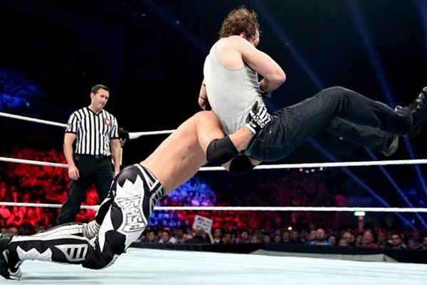 Main Event: Προειδοποίησε ο Dean Ambrose (photos+videos)