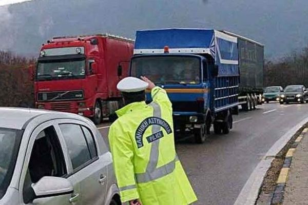 Τροχαίο με φορτηγό στον Περιφερειακό του Αιγάλεω