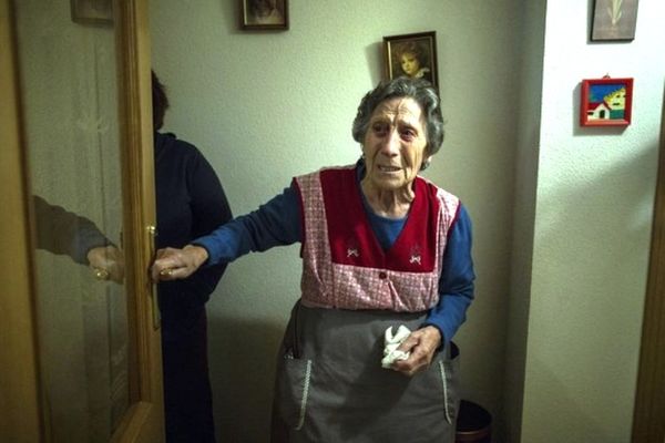 Ράγιο Βαγιεκάνο: Στηρίζει την 85χρονη που χάνει το σπίτι της