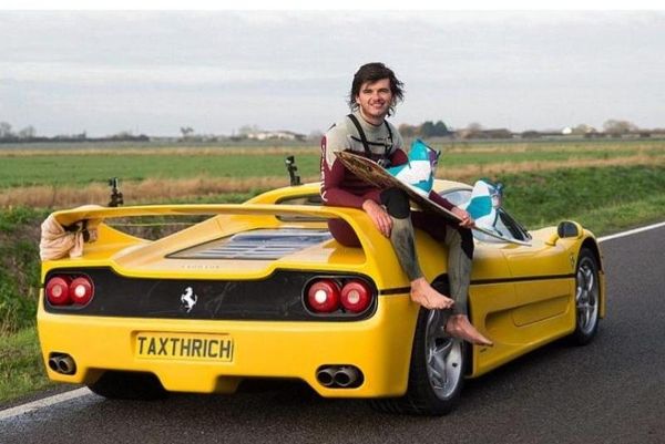 Video: Wakeboarding πίσω από μία Ferrari F50