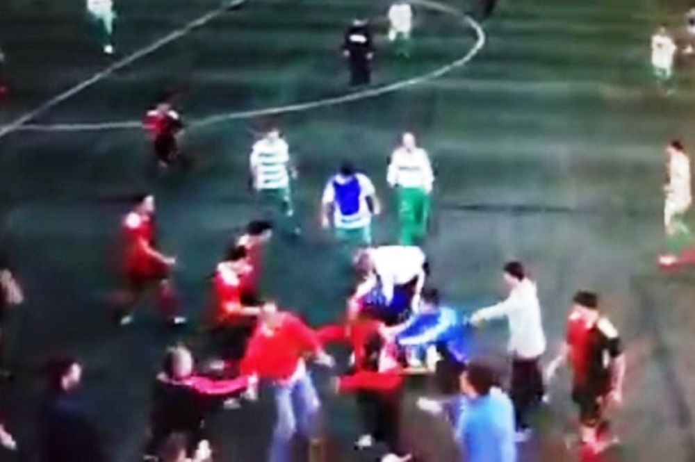 Ισπανία: Ξύλο και των γονέων… στην κυριολεξία (video)