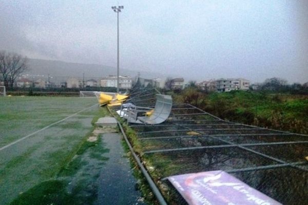 Ανεμοστρόβιλος διέλυσε το ενωσιακό γήπεδο Ιωαννίνων (photos)