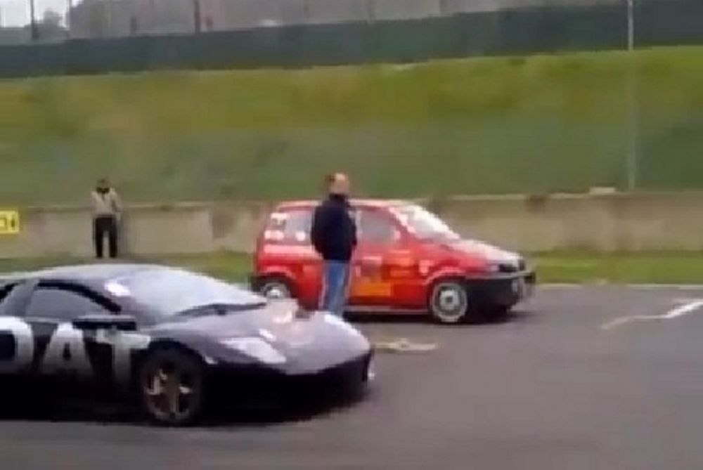 Fiatάκι έριξε… σκόνη σε Lamborghini (video)