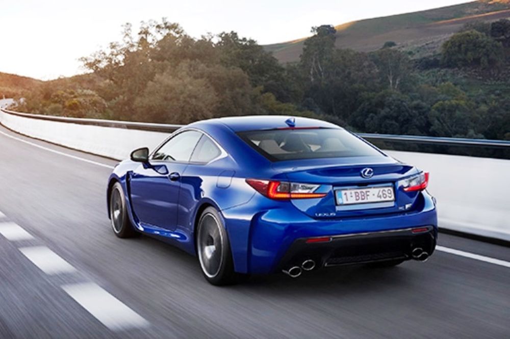 Το Lexus RC F εισβάλει στα.... χωράφια της Μ4 (vid)