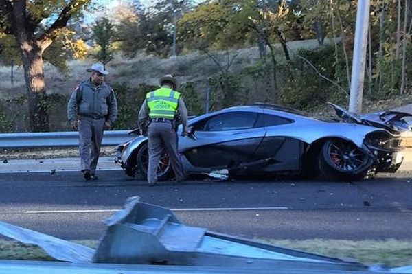 Μία σμπαραλιασμένη McLaren P1