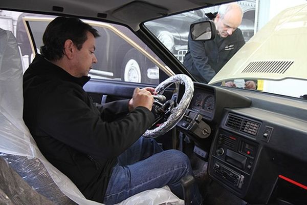 Ο βασιλιάς της Ισπανίας συναντά το πρώτο του αυτοκίνητο (vid)