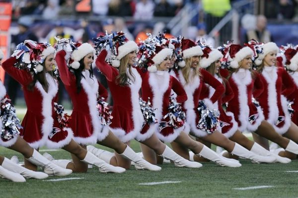 NFL: Χριστουγεννιάτικα χρώματα για τις Cheerleaders (photos)