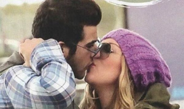  Ναταλία Γερμανού - Μάνος Ιωάννου: «Kαυτά» φιλιά στο αεροδρόμιο!