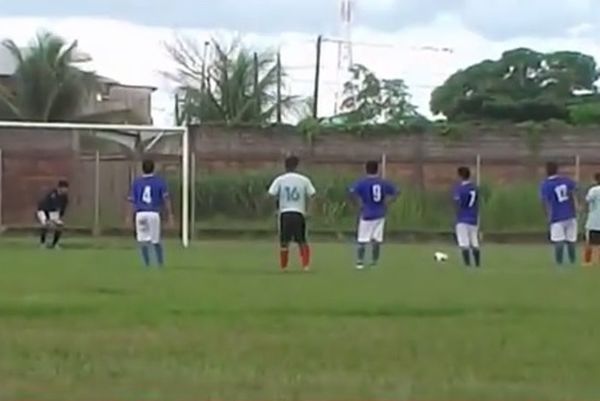 Περού: Παίκτης επιχείρησε να σκοράρει με... ανάποδο πέναλτι! (video)