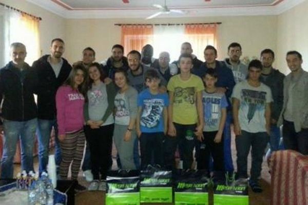 Κέρκυρα: Μοίρασαν δώρα και γλυκά στα παιδιά (photos)