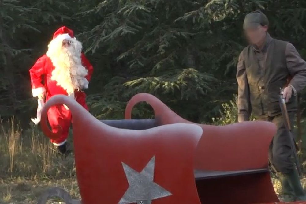«Ντου» Άγιου Βασίλη σε κυνηγό! (video)