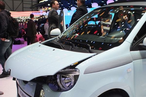 Τι βρίσκεται κάτω από το καπό του Twingo; (video)
