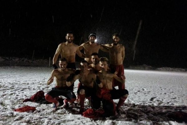Γυμνοί στο χιόνι οι παίκτες του Διγενή 