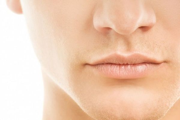 Ασυνήθιστος χρωματισμός στα χείλη: Τι σημαίνει για την υγεία σας
