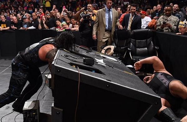 SmackDown: Βίαιη εκδίκηση του Roman Reigns (photos+videos)