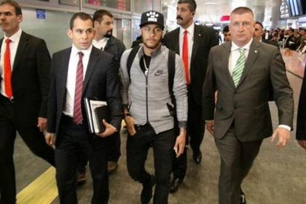 Ανάρπαστος ο Νεϊμάρ στην Πόλη (photos)