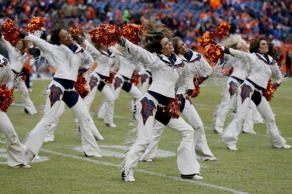 NFL: Παγωνιά στα γήπεδα, παρών οι Cheerleaders (photos)