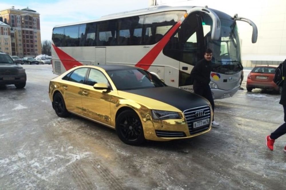 Χρυσά «εργαλεία» και κορίτσια turbo (photos)