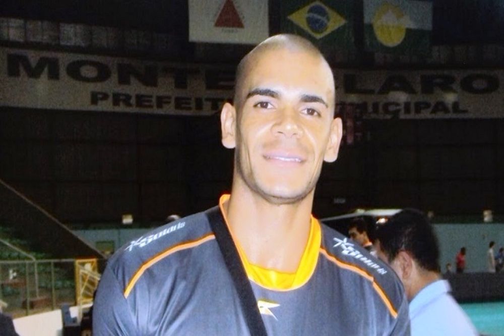 Με το μυαλό σε Άκη και «Εντίνιο»