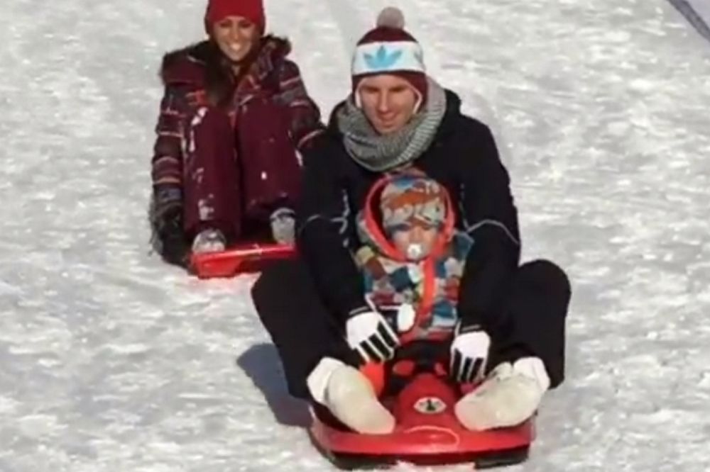 Παιχνίδια στο χιόνι για Μέσι και την οικογένεια του (video)