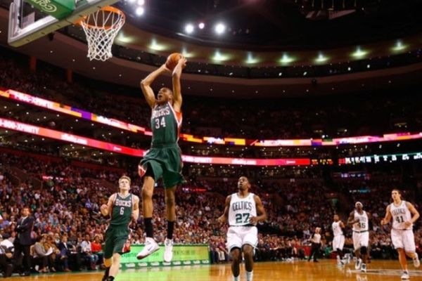 NBA: Το κορυφαίο κάρφωμα του μήνα από τον Γιάννη (video)