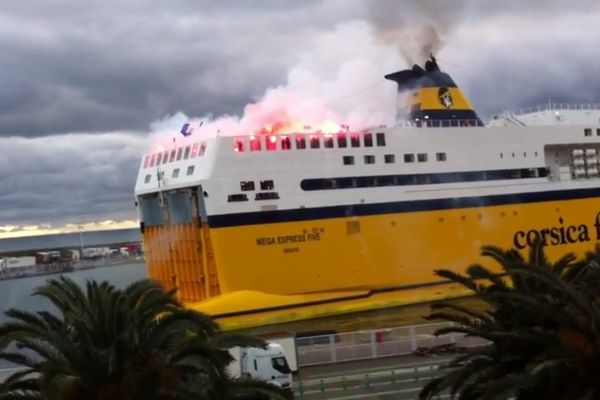 Έβαλαν φωτιά στο πλοίο οι οπαδοί της Μπαστιά (video)