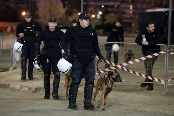 ΠΑΟΚ – Ολυμπιακός: Πέτρες και δακρυγόνα στην Τούμπα (videos)