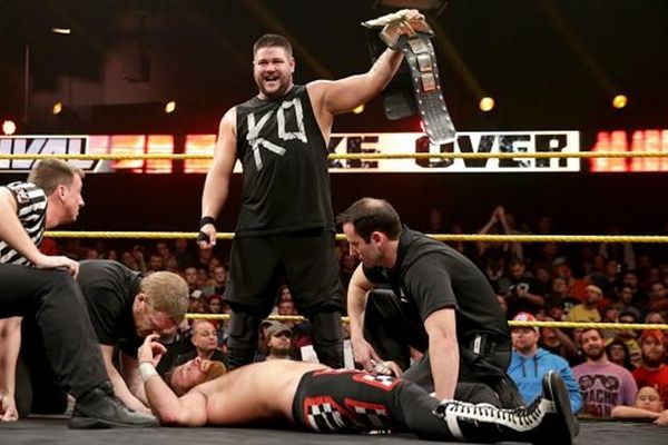 NXT: Καταστροφικός Owens, πρωταθλήτρια η Banks (photos+videos)